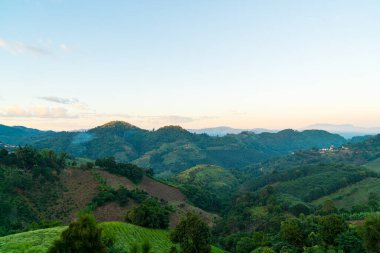 Chiang Rai, Tayland 'da mavi gökyüzü olan güzel bir dağ tepesi.