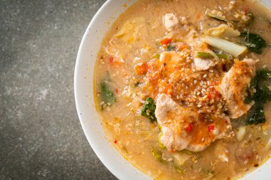 Tayland usulü domuz etli Sukiyaki Çorbası ya da sukiyaki çorbası içinde domuz ve sebzeli haşlanmış vermicelli Asya yemeği.