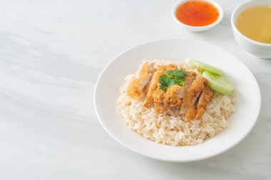 Kızarmış tavuklu pilav ya da Hainanese tavuklu pilav - Asya usulü.