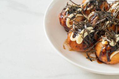 Takoyaki köftesi ya da ahtapot köftesi - Japon yemeği tarzı.