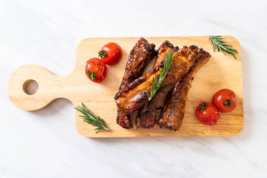 Biberiye ve domatesli ızgara pirzola.