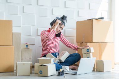 İş yerinde paketleme kutusuyla çalışan Asyalı Kadın işyeri sahibi - çevrimiçi alışveriş KOBİ girişimcisi veya çevrimiçi satış konsepti