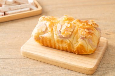 Tahtada nefis taro ekmeği.