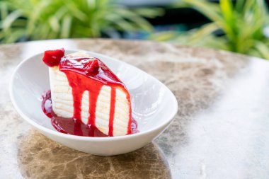 Ahududu ve çilek soslu vanilyalı krep.