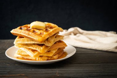 Tereyağlı, ballı ya da akçaağaç şuruplu ev yapımı waffle yığını