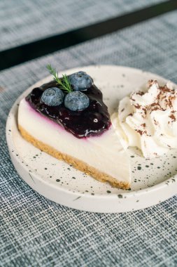 Krem şantili yaban mersinli kek.