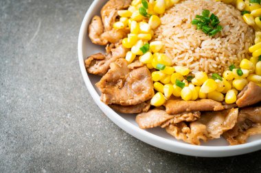 Domuz dilimli kızarmış pirinç ve Japon usulü mısır.