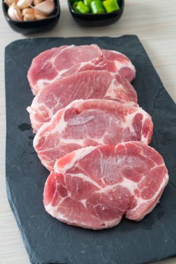 Taze domuz boyunlu ya da yakalı domuz eti ve terbiye edilecek malzemeler.