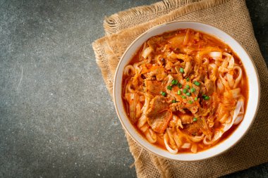 Kore udon eriştesi ve kimchi çorbası, Asya usulü.