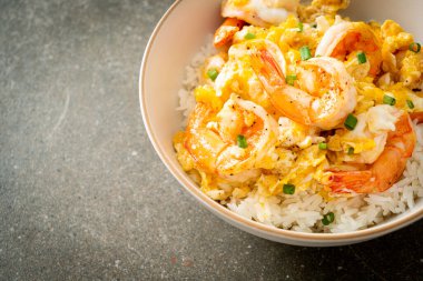 Ev yapımı kremalı omlet ve karides kasesi.