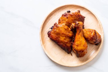 Masada ızgara ve ızgara tavuk.