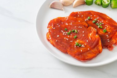 Kore usulü ızgara için baharatlı Kore ezmesiyle marine edilmiş domuz eti ya da taze domuz eti.