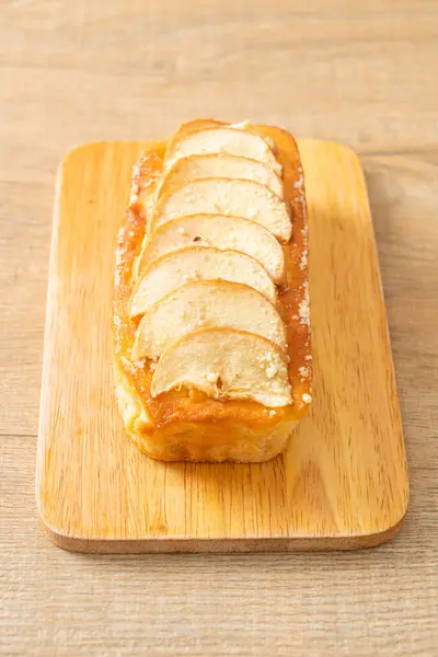กขนมป งแอปเป งบนกระดานไม — ภาพถ่ายสต็อก