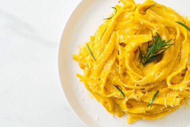 Fettuccine spagetti ve tereyağlı krema soslu makarna.