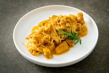 kabaklı spagetti makarna alfredo sosu - vegan ve vejetaryen yemek tarzı