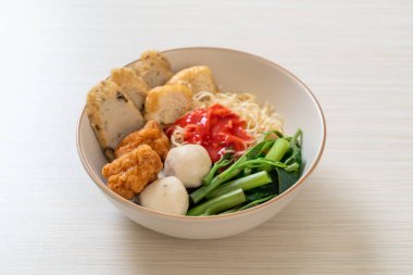 Balık köfteli erişte ve pembe soslu karides köftesi, Yen Ta Four veya Yen Ta Fo - Asya yemeği tarzı