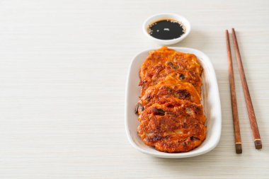 Kore kimçili krep veya Kimçijeon - Kızarmış yumurta, kimçi ve un - Kore geleneksel yemek tarzı