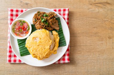 Kızarmış domuz eti ve baharatlı soslu yumurta, Asya usulü.