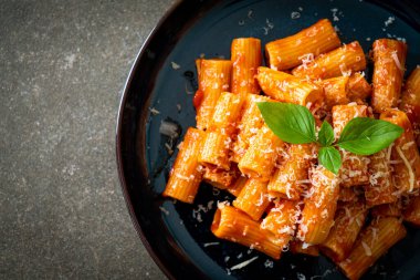 Domates soslu ve peynirli Rigatoni makarnası - geleneksel İtalyan makarnası