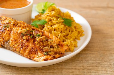 Tavada kurutulmuş somon tandırı ve masala pilavı - Müslüman yemeği tarzı.