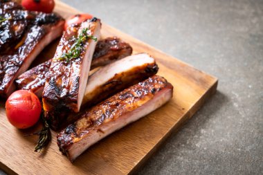 Izgara ve ızgara domuz pirzolası.