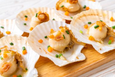 Kızarmış deniz tarağı, tereyağı ve sarımsak.