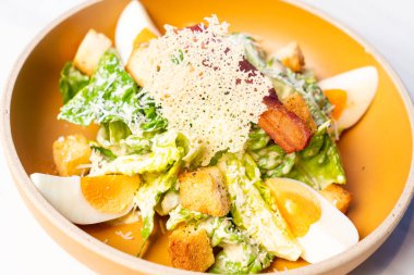 Kaynamış yumurta, sezar salatası ve taze sebze.