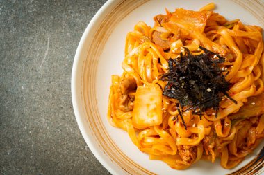 Kore usulü kimchi ve domuz etli kızarmış udon eriştesi.