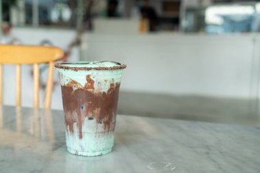 Masada naneli buzlu çikolatalı milkshake bardağı