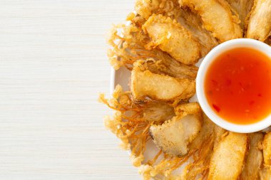 Kızarmış Enoki mantarı ve baharatlı soslu istiridye mantarı. Vejetaryen yemek tarzı.