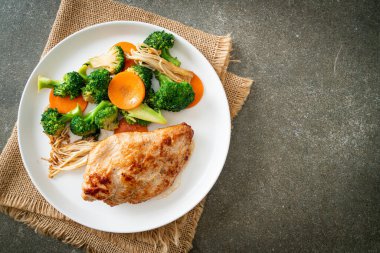 Beyaz tabakta sebzeli ızgara tavuk bifteği