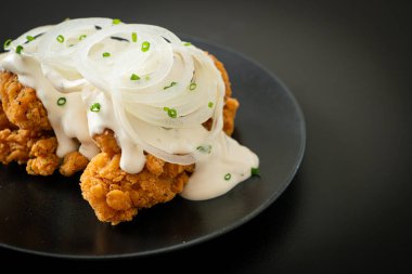 Kore usulü kremalı soğan soslu kar soğanı tavuğu ya da kızarmış tavuk.