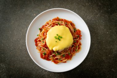 Hamburg ve peynirli spagetti domates sosu.