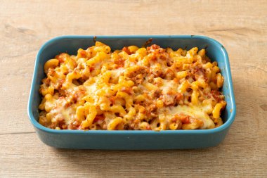 İtalyan usulü peynirli ev yapımı fırında makarna.