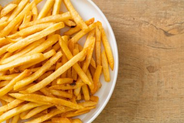 Patates kızartması ya da ekşi krema ve ketçaplı patates cipsi.
