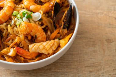 Jjamppong - Kore Deniz Ürünleri Erişte Çorbası - Kore yemek tarzı