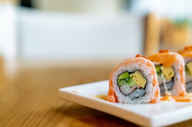 Japon usulü soslu somon dürümü suşi.