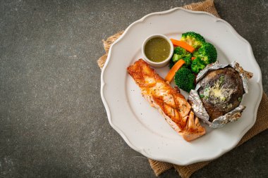 Fırında patates ve sebzeli ızgara somon bifteği.