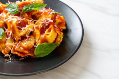 Domates soslu İtalyan tortellini makarnası - İtalyan yemeği tarzı.