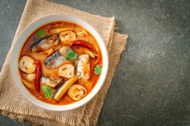 Tom Yum baharatlı çorbada uskumru konservesi - Asya usulü