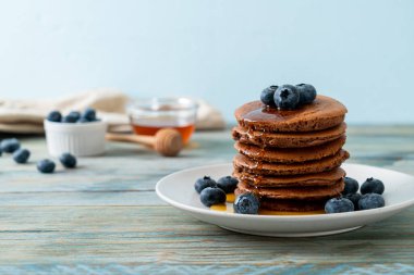 Yaban mersinli ve ballı krep yığını.