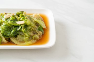 Kızarmış Iceberg marulu ve istiridye sosu, sağlıklı yemek tarzı.