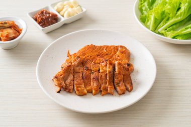 Kore usulü salamura edilmiş domuz eti sosu. Sebze ve kimchi ile birlikte. Kore usulü.