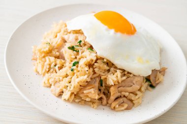 Japon usulü kızarmış pilav ve kızarmış yumurta. Asya usulü.