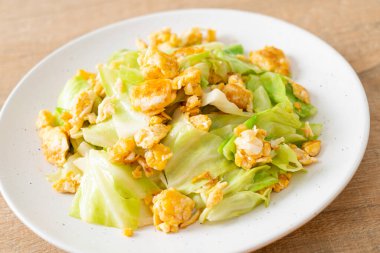 Ev yapımı kızarmış lahana ve tabakta yumurta.