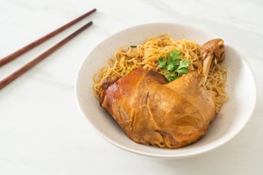 Kurutulmuş erişte ve haşlanmış tavuk kasesi. Asya usulü.