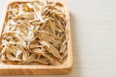 Kurutulmuş küçük çıtır balık.