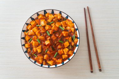 Mapo Tofu - Geleneksel Sichuan yemeği ipek tofu ve kıyma, acı biber yağı ve Sichuan biberleri ile doldurulmuş mala tadında - Asya yemek tarzı