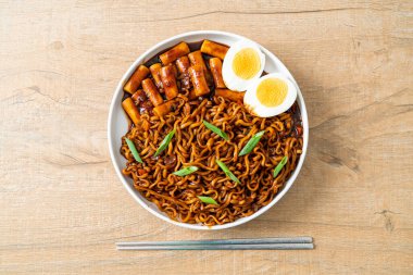 Jjajang Rabokki - Kore hazır eriştesi veya Kore pirinçli Ramyeon veya Tteokbokki ve siyah fasulye soslu yumurta - Kore yemeği tarzı