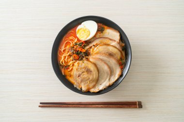 Ramen Eriştesi Baharatlı Tomyum Çorbası ile Kızarmış Domuz Füzyon Gıda Stili